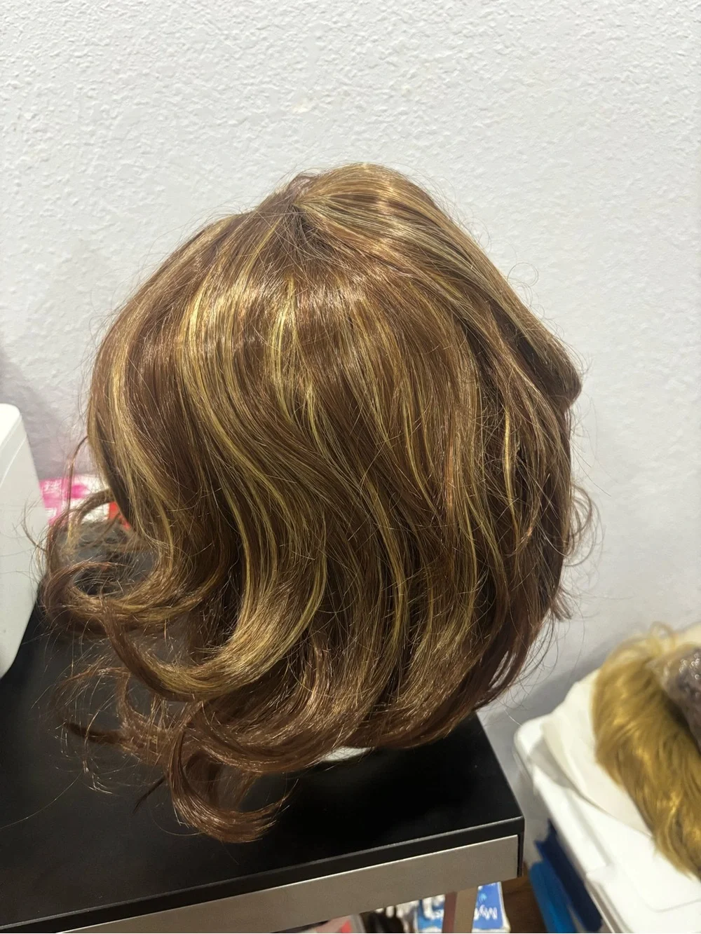 Stylish Short highlights Wig for Women - Natural Look